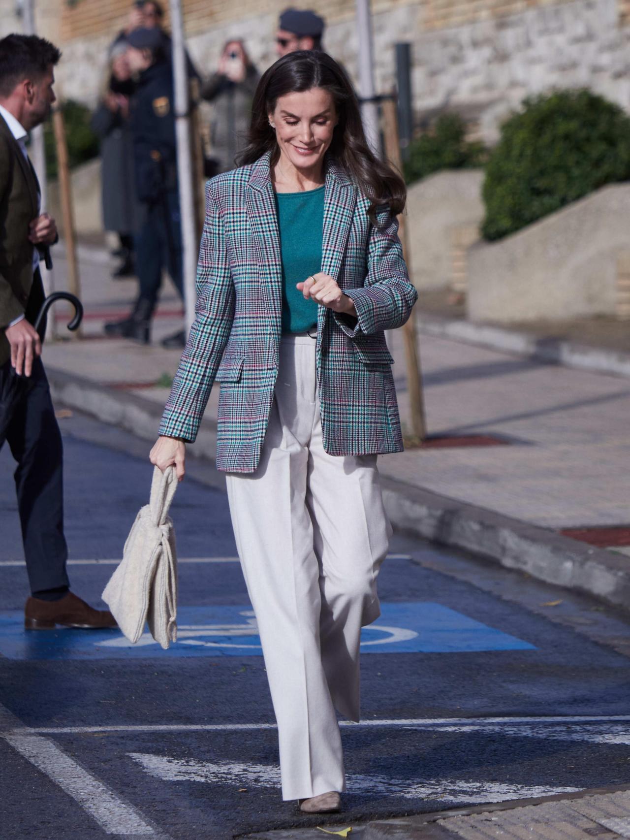 La Reina, a su llegada al cine Moncayo.