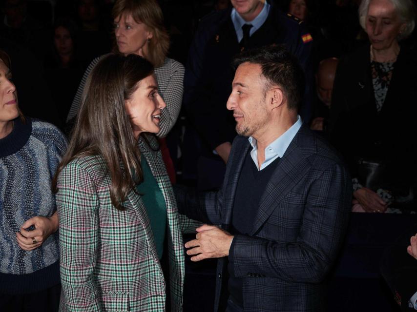 La Reina y Amenábar conversan durante el acto.