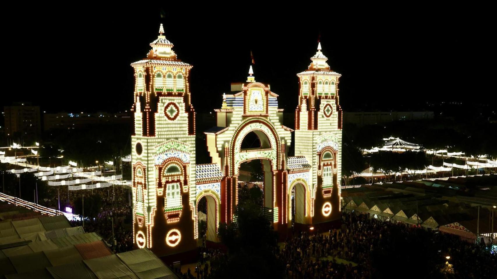 Imagen de archivo de una portada de la Feria de Sevilla.