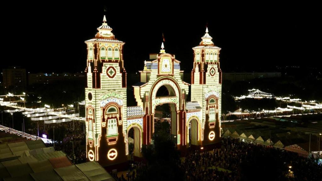 Imagen de archivo de una portada de la Feria de Sevilla.