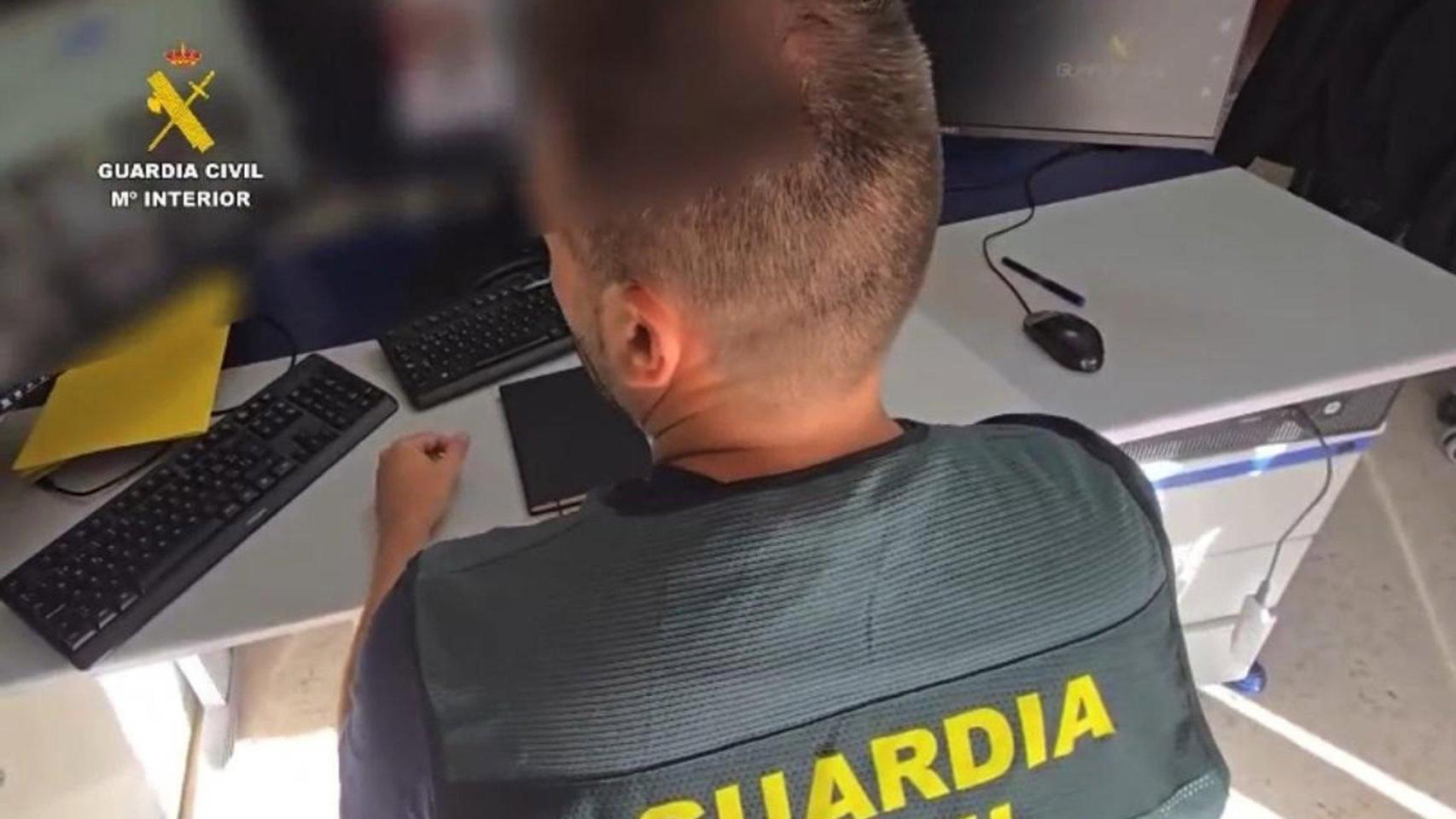 Guardia Civil de Sevilla durante la detención de una persona por generar discursos de odio contra las mujeres a través de las redes sociales.