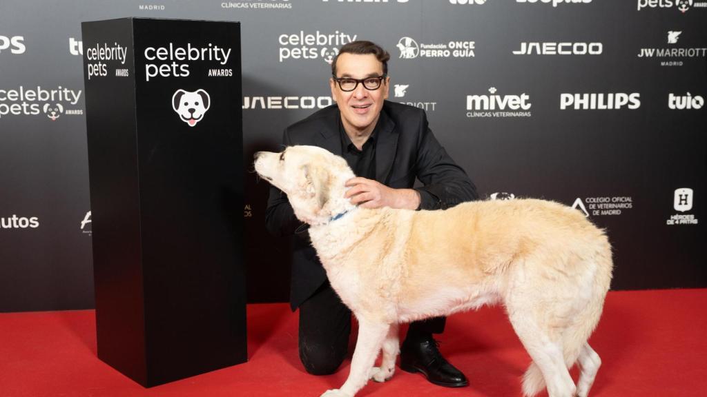 Luis Merlo y su perra Perla en la alfombra roja de los Celebrity Pets Awards.