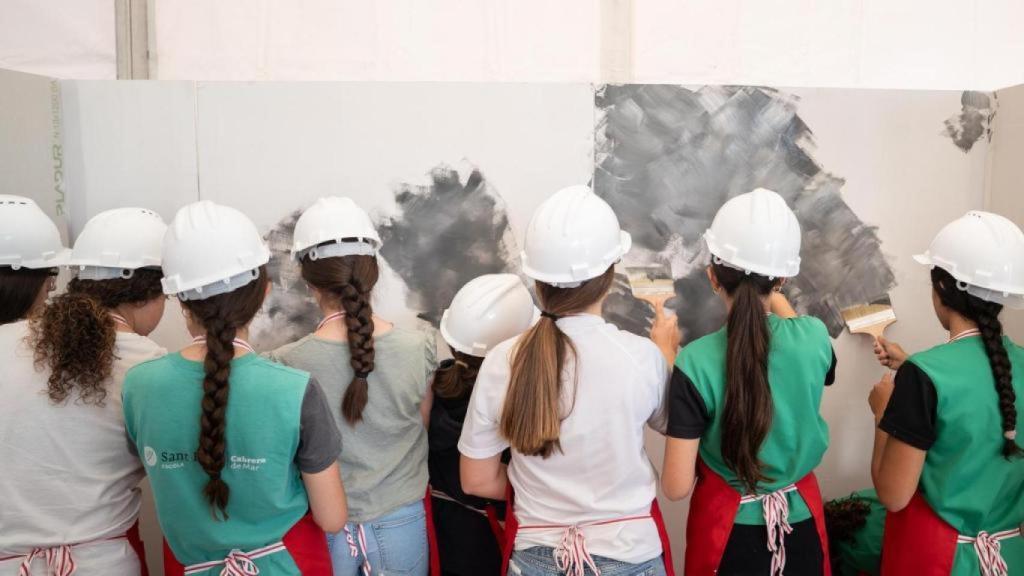 Jóvenes en el taller de Kenia en bricodepot.