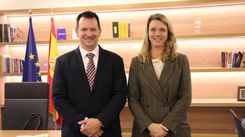 Jaime Sánchez, director de Innovación de KSP Technologies, y Ángela de Miguel, presidenta de Cepyme.