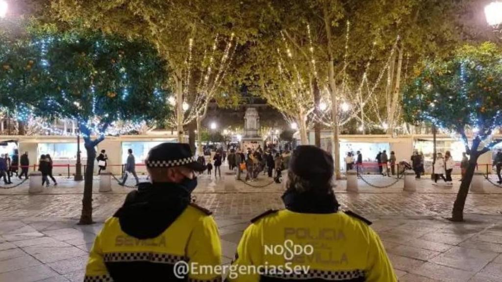 Imagen de dos agentes de la Policía Local de Sevilla durante la Navidad.
