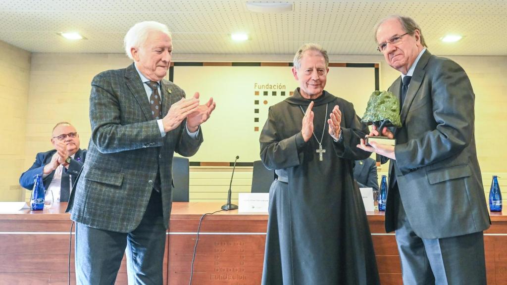 La Fundación Silos otorga el Premio Sabina Silense de Honor al presidente de la Junta de Castilla y León entre 2001 y 2019, Juan Vicente Herrera