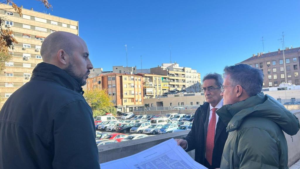 El concejal de Infraestructuras, Víctor Serrano, junto al portavoz de Vox, Julio Calvo, en el solar donde se renovará el aparcamiento.