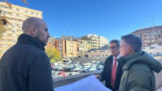 El concejal de Infraestructuras, Víctor Serrano, junto al portavoz de Vox, Julio Calvo, en el solar donde se renovará el aparcamiento.