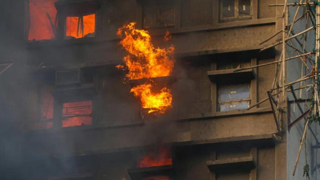 El fuego ha alcanzado el interior de las viviendas de uno de los rascacielos de Hong Kong.