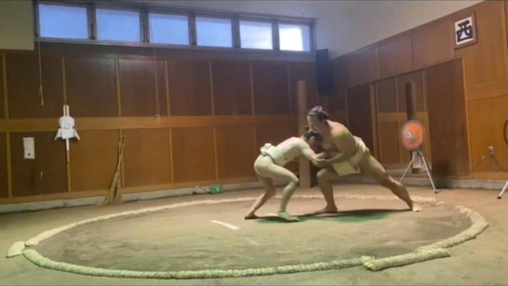 Esteve entrenando con un antiguo luchador de sumo profesional.