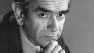 El escritor Ignacio Aldecoa. A la derecha, el mecanoscrito de su novela inédita 'El Gran Mercado'.