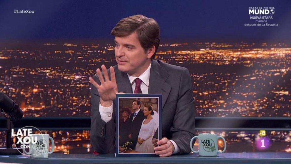 Marc Giró sostiene una foto de la boda de Nacho y Alicia en 'Médico de familia'.