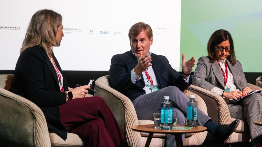 I Foro China-España de Energía Verde: Laura Ojea, redactora jefe de Energía de El Español, e Ignacio Herrero, director general de China Three Gorges Europe.