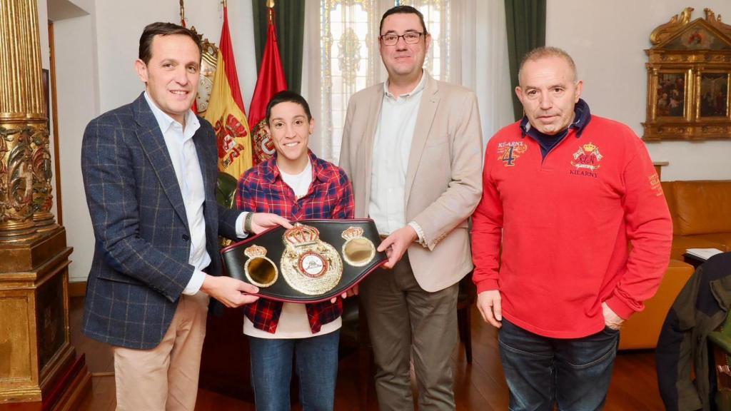 Conrado Íscar, Ísa Rivero y Javier González posan junto al cinturón de campeona