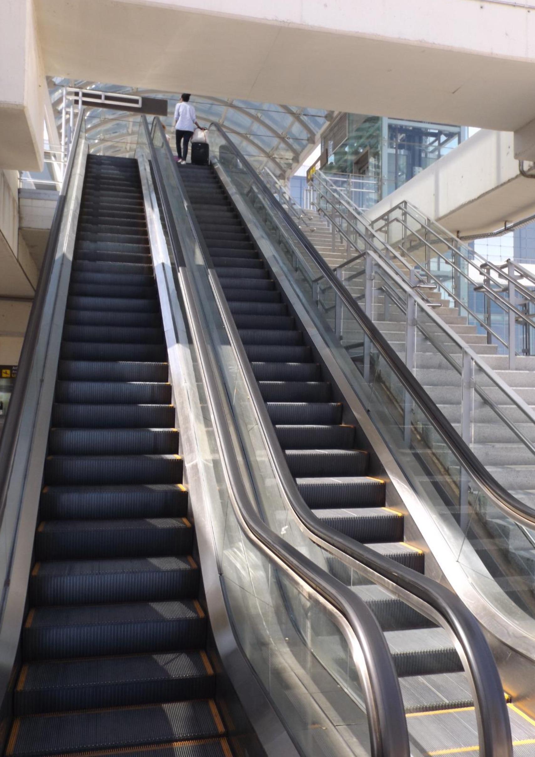 Imagen de las escaleras de la estación del Cercanías en el Aeropuerto de Málaga.