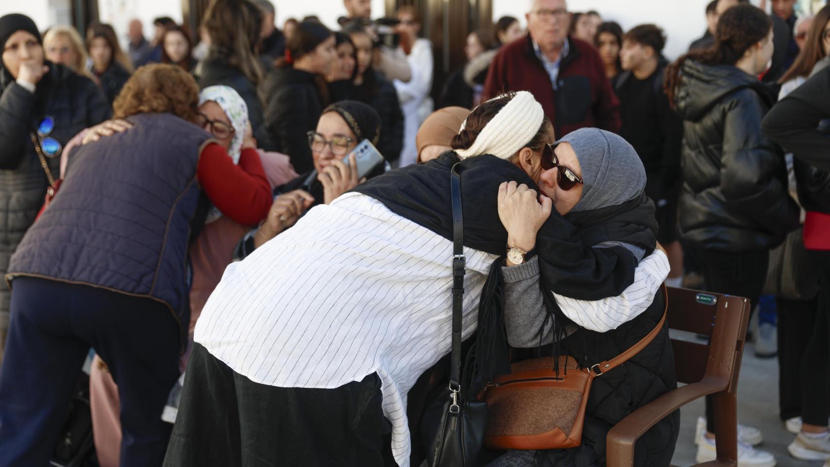 Familiares y amigos de las víctimas lloran a su encuentro antes del minuto de silencio en señal de luto por la muerte de cuatro miembros de una misma familia por inhalación de gas en una vivienda del municipio de Torrox, Málaga este miércoles.