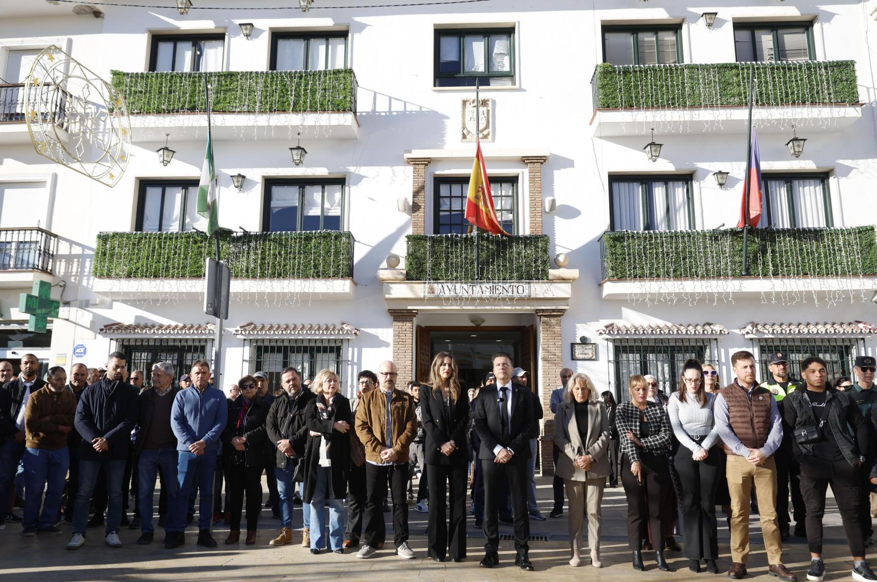 El Alcalde de Torrox, Óscar Medina, este miércoles durante el minuto de silencio en señal de luto por la muerte de cuatro miembros de una misma familia por inhalación de gas en una vivienda del municipio.