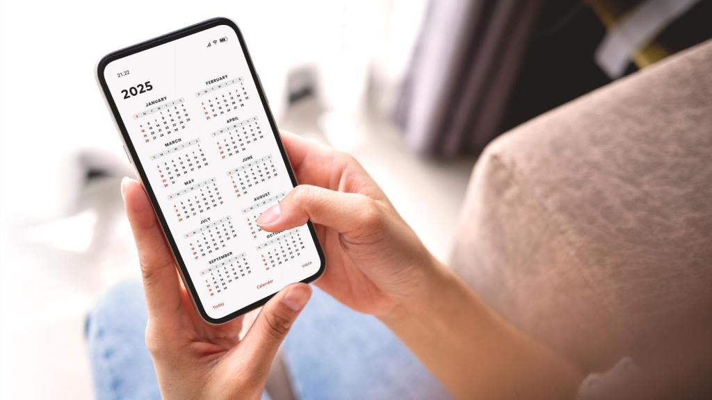 Una mujer mirando el calendario del móvil.