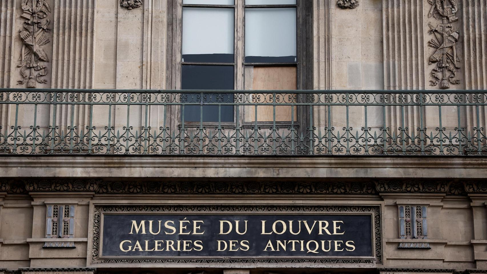 El balcón del Museo del Louvre por el que accedieron los ladrones para perpetrar el robo.
