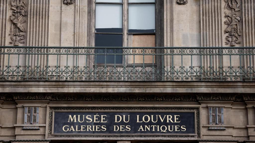 El balcón del Museo del Louvre por el que accedieron los ladrones para perpetrar el robo.