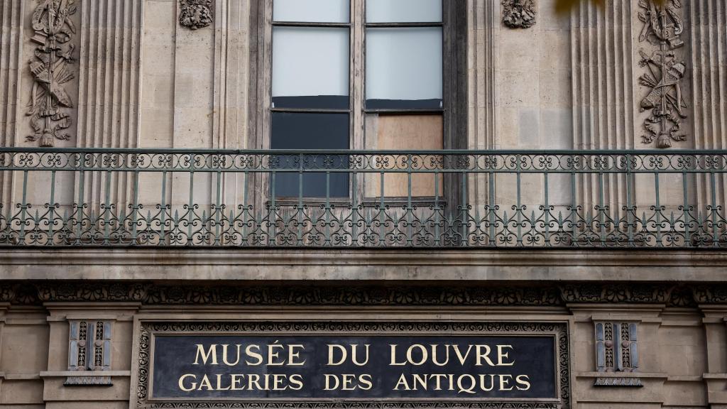 El balcón del Museo del Louvre por el que accedieron los ladrones para perpetrar el robo.