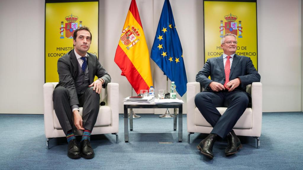 El ministro de Economía, Comercio y Empresa, Carlos Cuerpo, y el secretario general de la OCDE, Mathias Cormann.