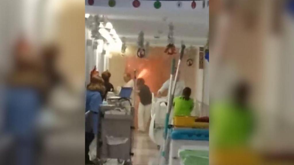 Personal sanitario, este miércoles, evacuando pacientes en una zona afectada por las llamas en el Hospital Santa Lucía de Cartagena.