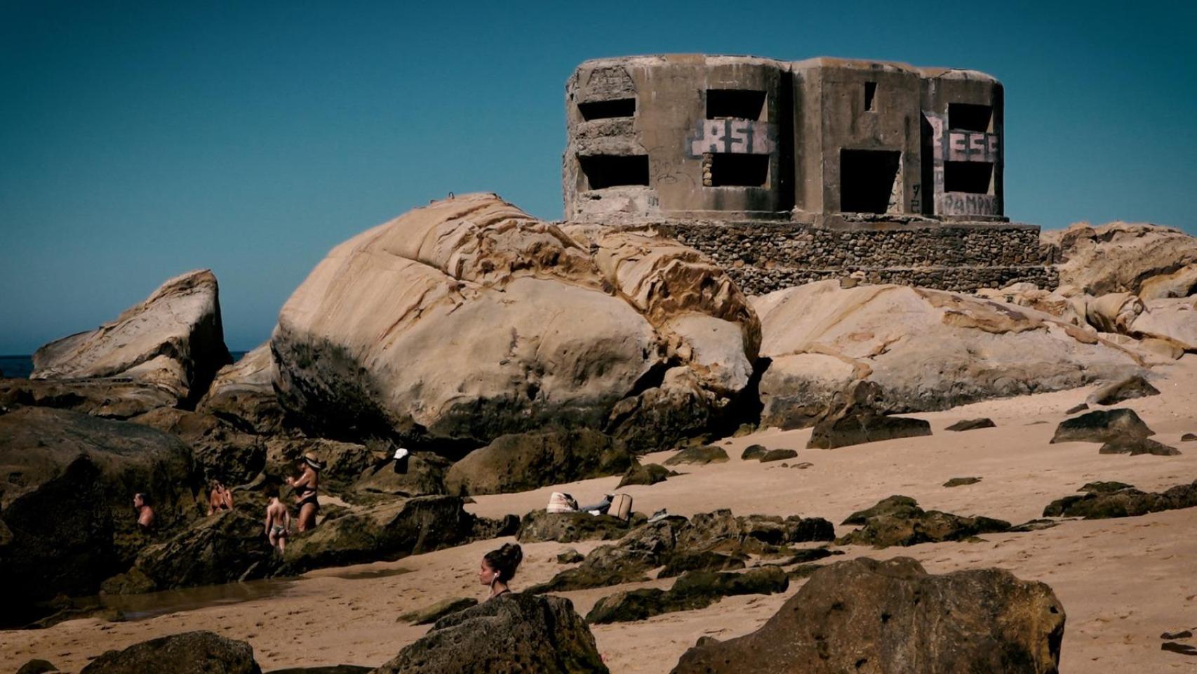 Balistas en la playa de los Alemanes, en Zahara de los Atunes, frente a una de las defesas de las que habla el documental.