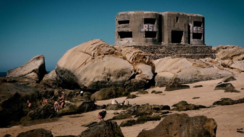 Balistas en la playa de los Alemanes, en Zahara de los Atunes, frente a una de las defesas de las que habla el documental.