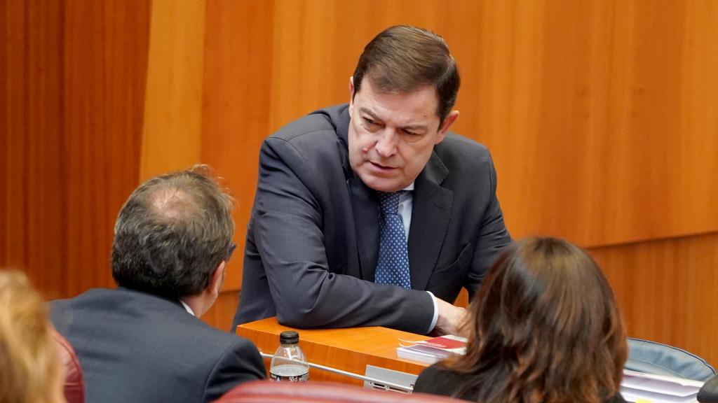 El presidente de la Junta de Castilla y León, Alfonso Fernández Mañueco, durante el pleno de las Cortes de este miércoles