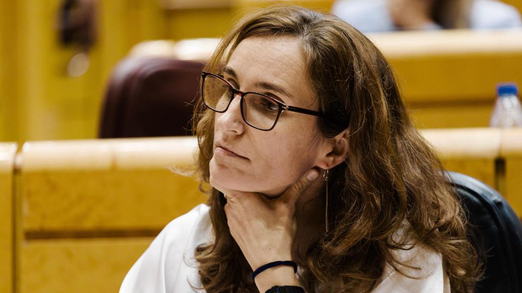 La ministra de Sanidad, Mónica García, interviene durante una sesión plenaria en el Senado este martes 25 de noviembre