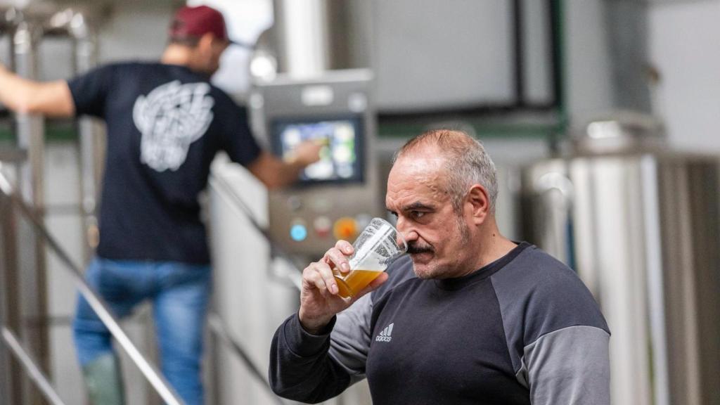 Luis Vida y Daniel Souto, al fondo, elaborando la cerveza.