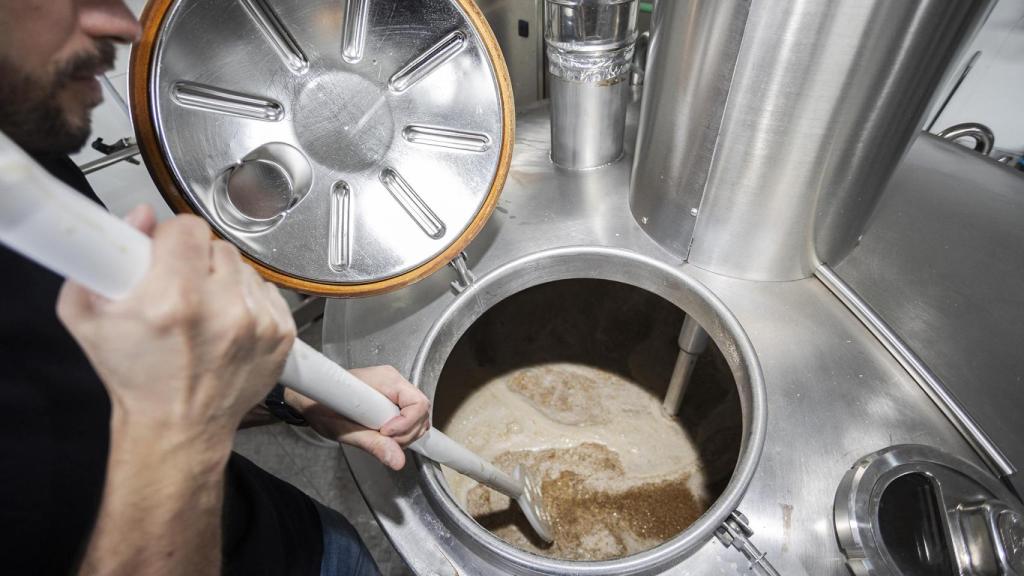 Elaboración de la cerveza para la Semana de la Ciencia.