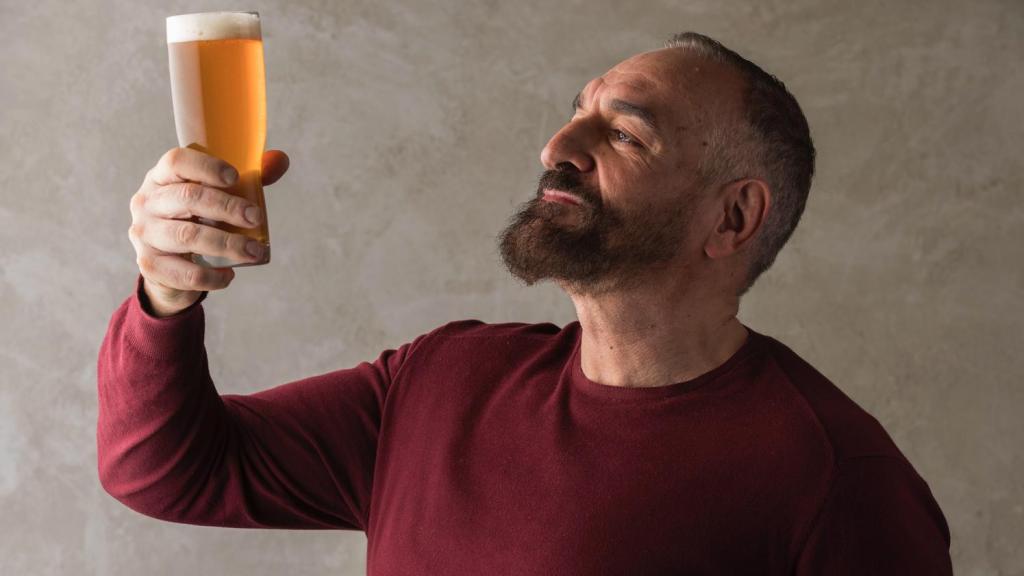 Luis Vida con una de sus creaciones cerveceras.