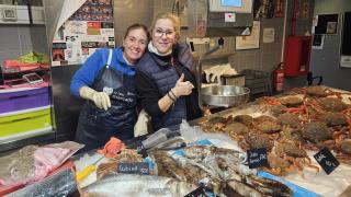 Las placeras Rebeca y Belén en la plaza de Lugo de A Coruña.