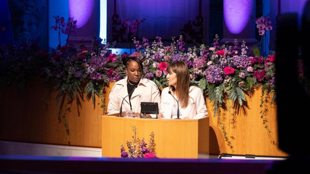 A la izquierda, Paula, superviviente de la trata de mujeres y a la derecha, Rocío Mora, presidenta de APRAMP.