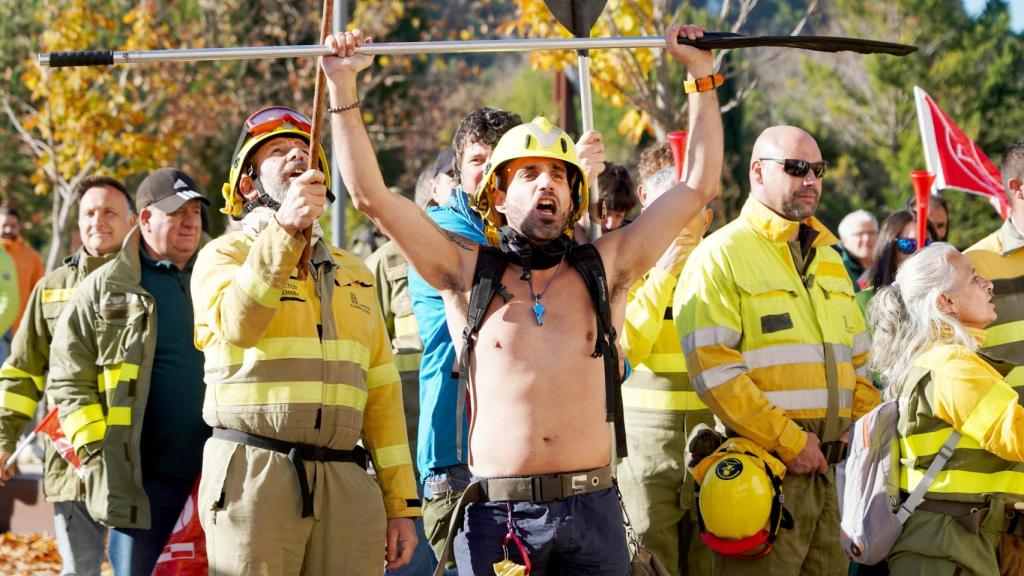 Manifestantes en la concentración convocada por los sindicatos este miércoles en la puerta de las Cortes de Castilla y León