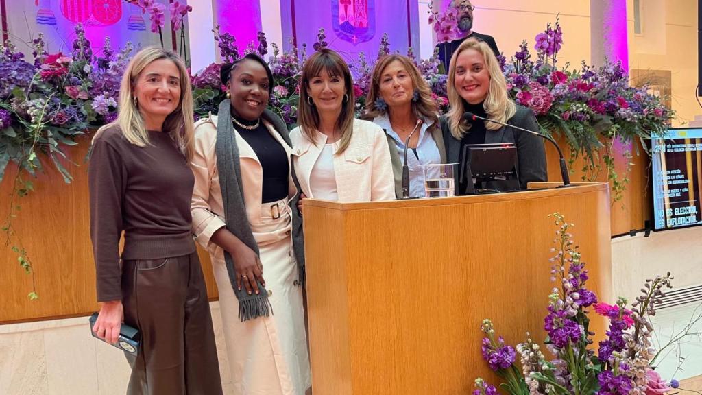 De izquierda a derecha: Cristina Maiso, Paula, Rocío Mora, Begoña Marañón y diputada parlamentaria.