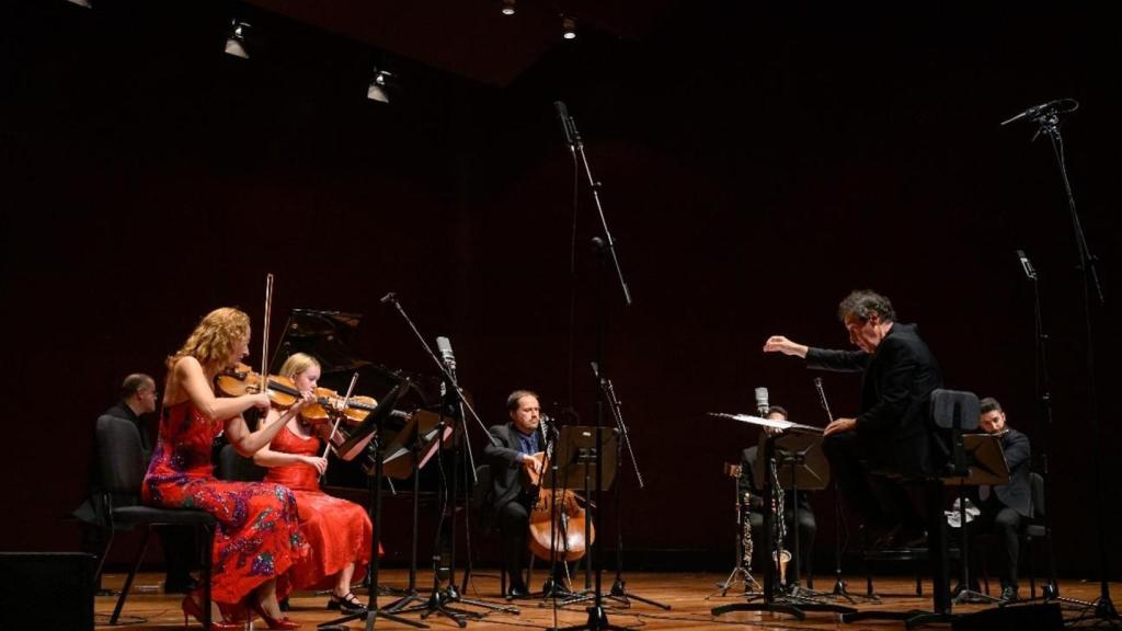 Fabián Panisello dirige el Plural Ensemble. Foto: Rafa Martín.