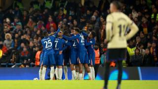 Los futbolistas del Chelsea celebran ante la mirada de un jugador del Barça