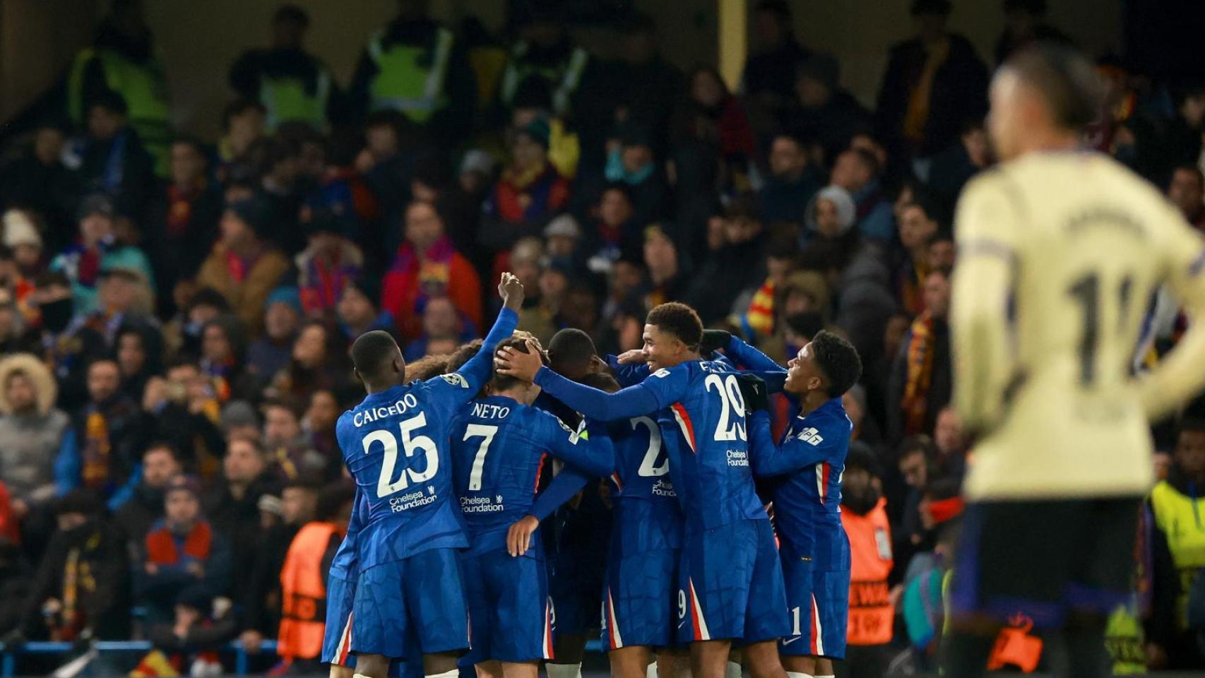 Los futbolistas del Chelsea celebran ante la mirada de un jugador del Barça