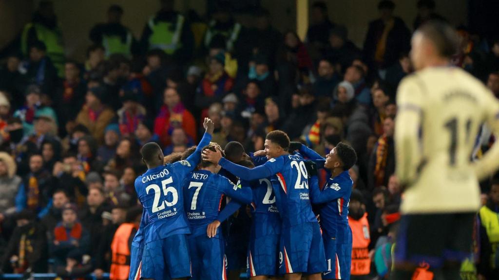 Los futbolistas del Chelsea celebran ante la mirada de un jugador del Barça