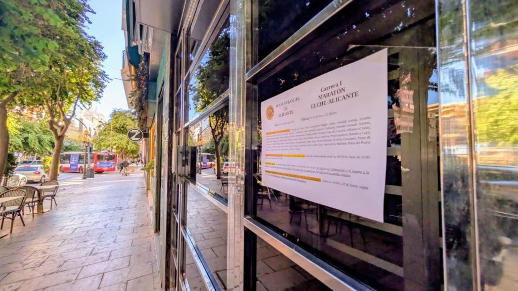 El cartel que ha puesto la Policía en algunas calles de la ciudad.