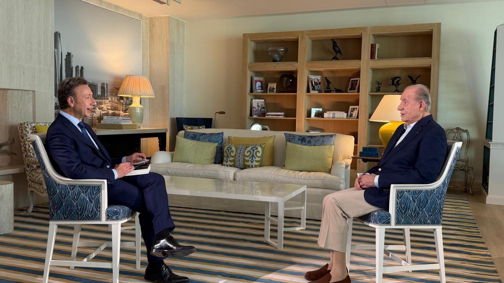 Juan Carlos I y el periodista Stéphane Bern durante la entrevista.