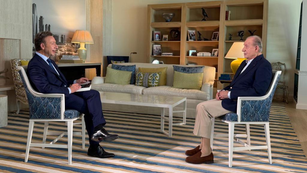 Juan Carlos I y el periodista Stéphane Bern durante la entrevista.