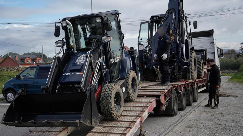 Excavadoras en el operativo contra el narcotráfico en Vilanova de Arousa (Pontevedra).