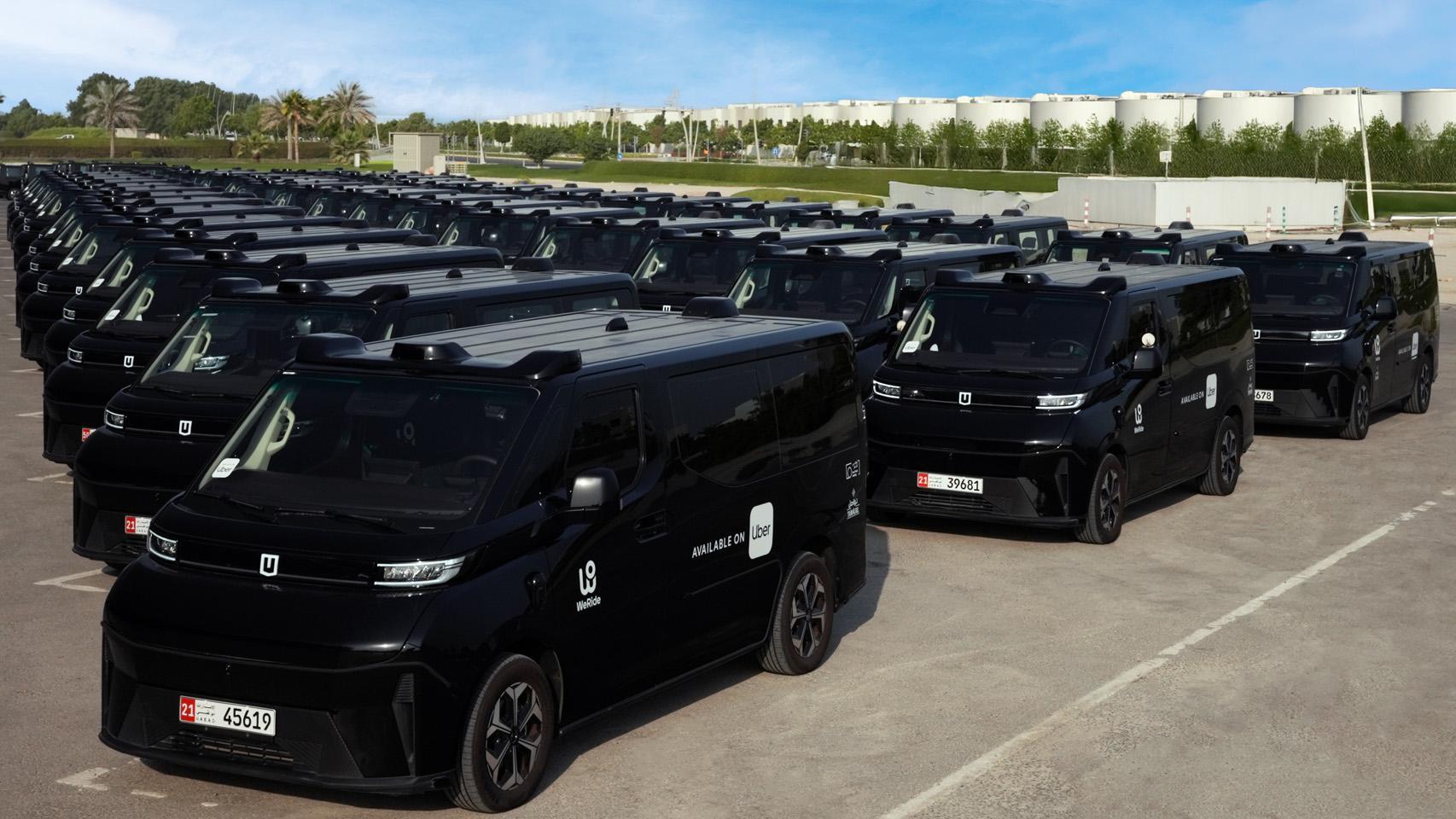 Flota de coches autónomos de WeRide y Uber.