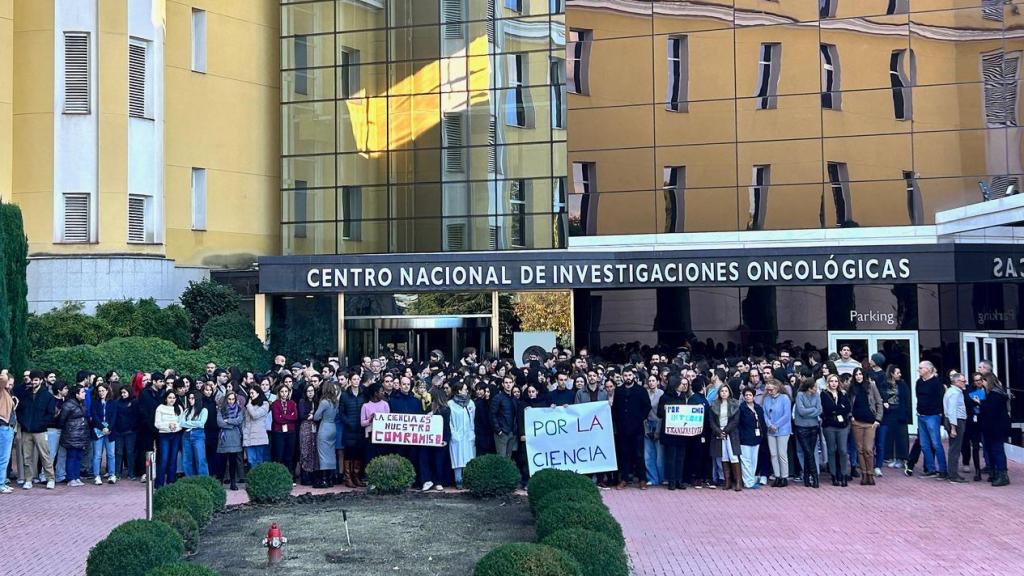Científicos se manifiestan en la puerta del CNIO este miércoles.