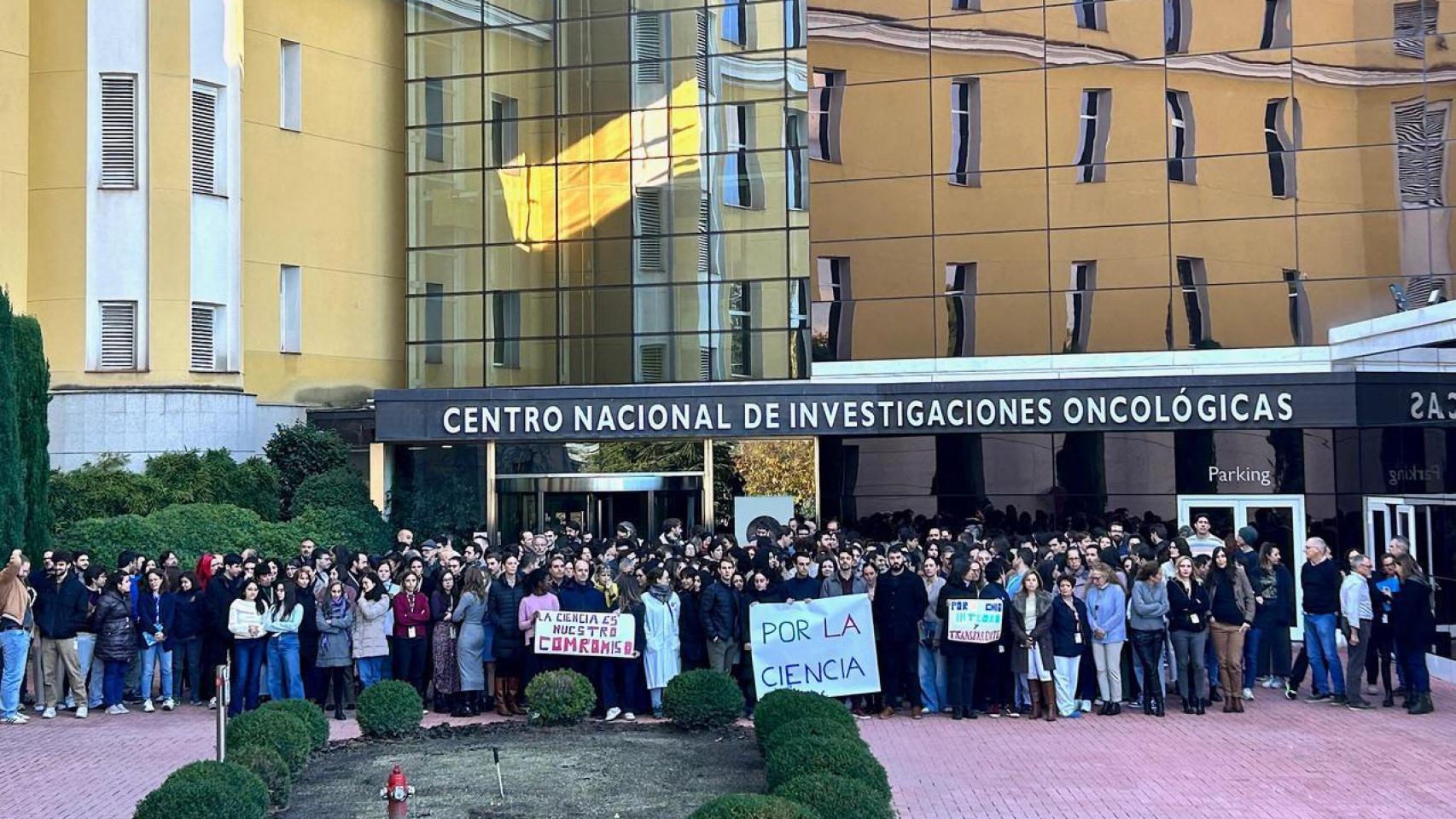 Científicos se manifiestan en la puerta del CNIO el pasado noviembre.