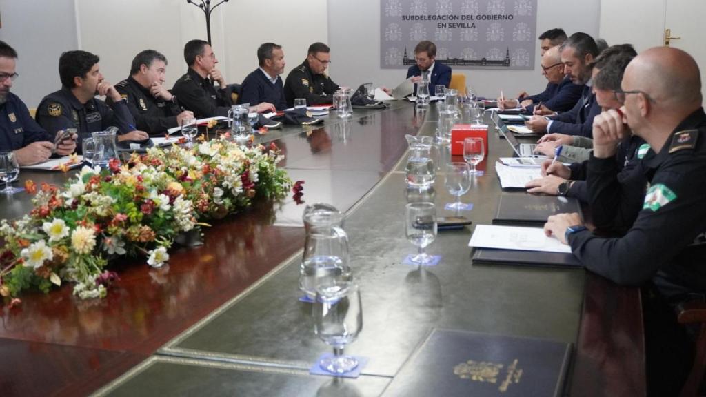 El subdelegado de Gobierno, Francisco Toscano, presidiendo la reunión de seguridad